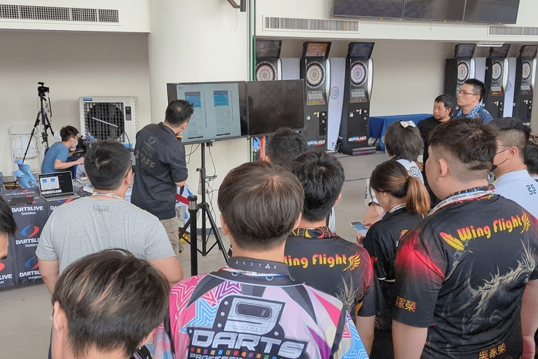 DARTSLIVE 台灣為選手們講解如何使用康凡查看比賽場地